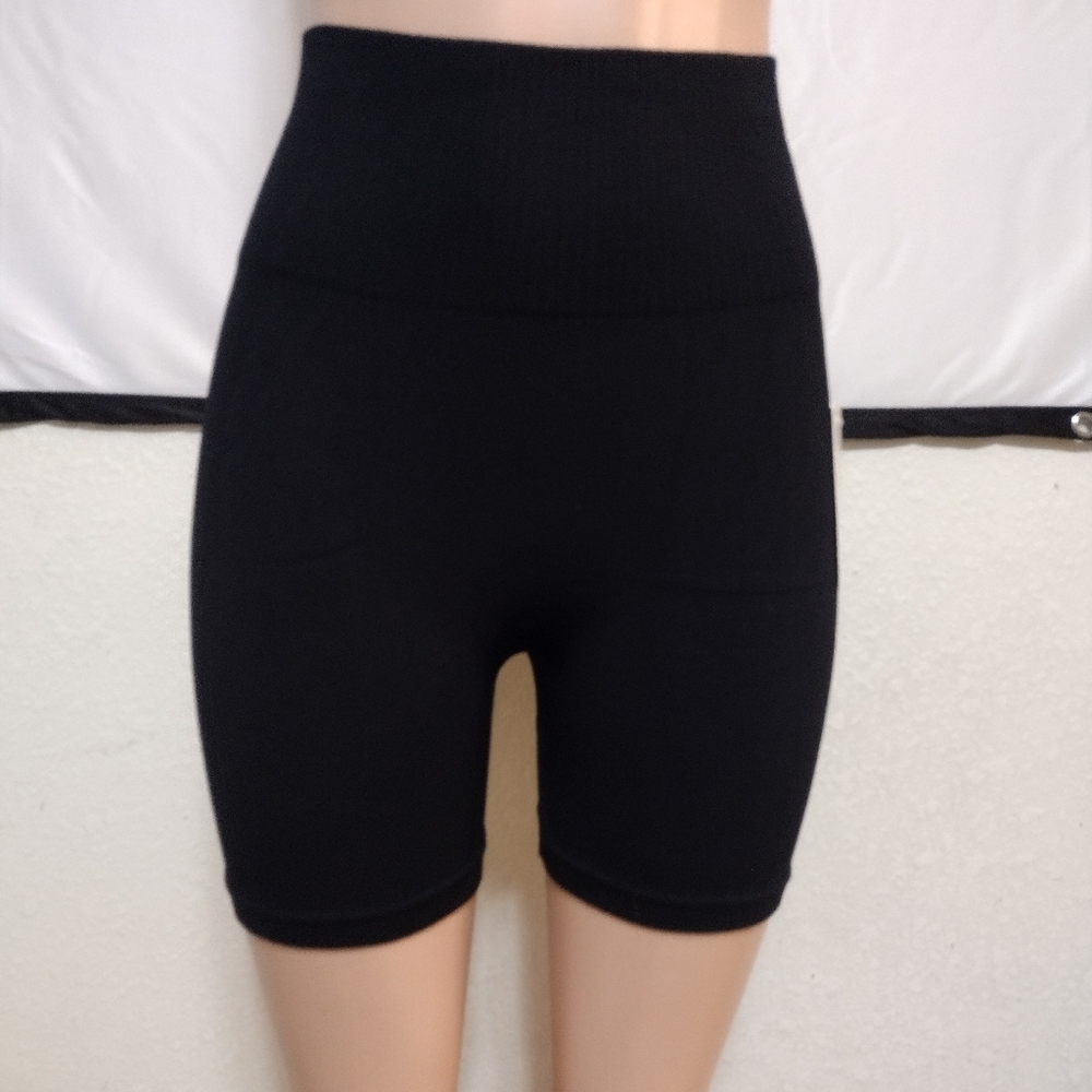 Black Seamless activewear butt lifting shorts NWT